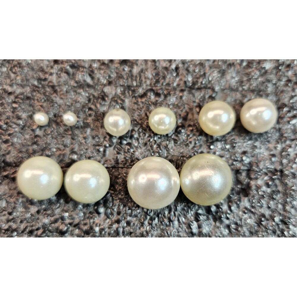 Set of 5 Graduated Size Classic Pearl Style Earrings (read)